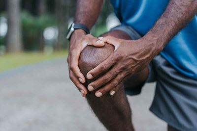 Man experiences knee pain