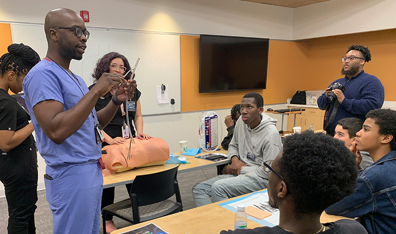 Yale New Haven Hospital and Yale School of Medicine physicians and residents led an Emergency Medicine Simulation Workshop for Young Black Men on April 28 at the Yale Center for Medical Simulation. During one session, YSM resident Richard Maduka, MD, showed participants how to insert a chest tube. Earlier this year, the Yale New Haven Health and Yale School of Medicine simulation centers came together to create the Yale Center for Medical Simulation, headquartered on Howard Avenue.